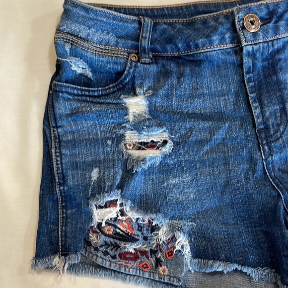 MAURICES Size 9/10 Distressed Denim Jean Shorts Embroidered Exposed Pockets - Picture 5 of 10